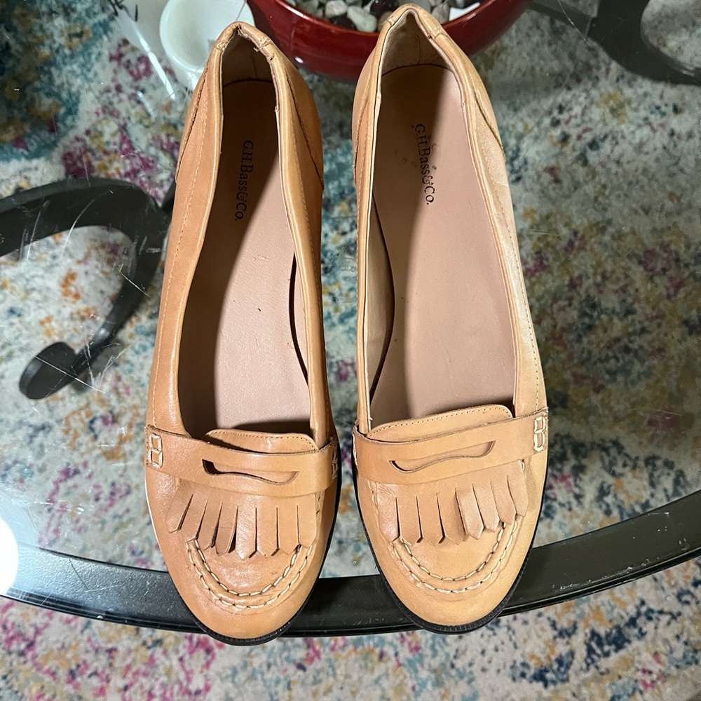 G.H. Bass & Co ladies tan loafer with penny slot and fringe size 9.5.
